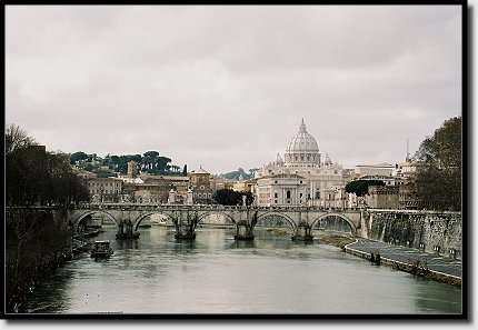 Ponte Sant Angelo, im Hintergrund der Petersdom