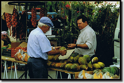 Jeden Mittwoch findet in der kleinen Stadt ein Bauernmarkt statt
