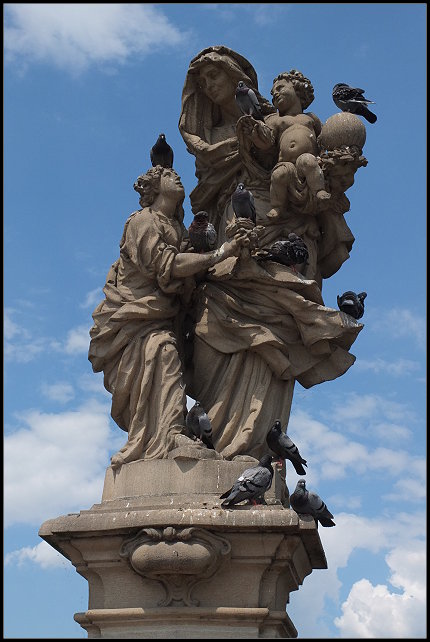 Heilige Anna mit Jesuskind, die einzige Statue auf der Brcke, auf der die Tauben hockten!  