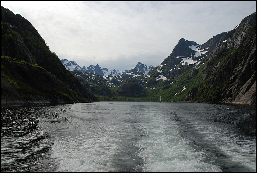 Trotz Gegenlicht, ein Blick in den Trollfjord