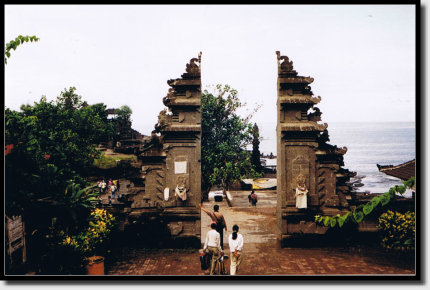 Eingang zum Tanah Lot Tempel